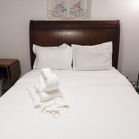 Tidy Private Rooms With Full Kitchen 多伦多 外观 照片