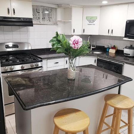Tidy Private Rooms With Full Kitchen 多伦多 外观 照片