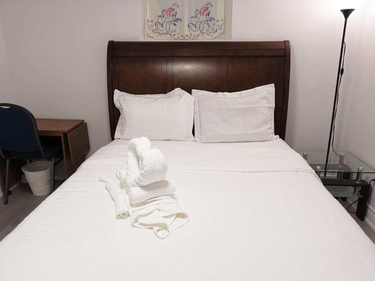 Tidy Private Rooms With Full Kitchen 多伦多 外观 照片