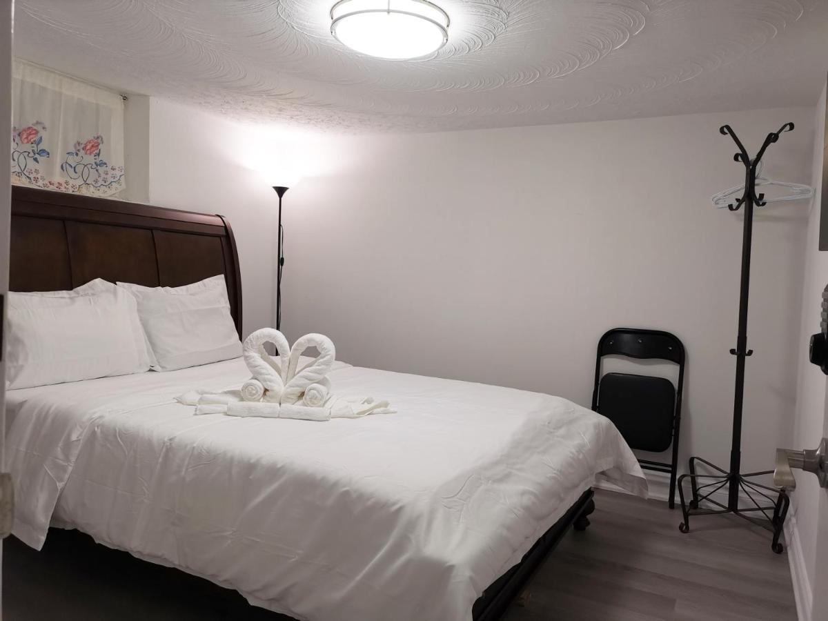Tidy Private Rooms With Full Kitchen 多伦多 外观 照片