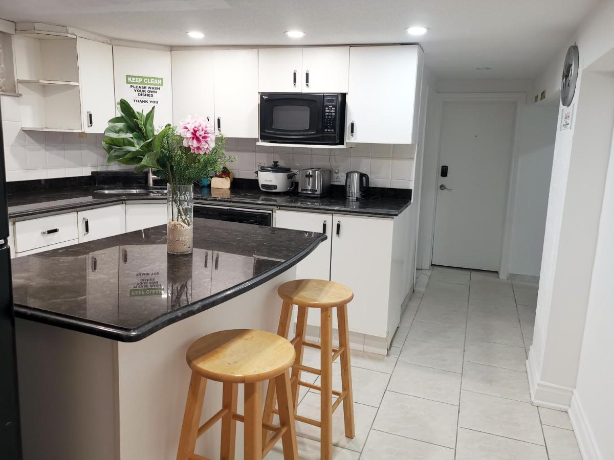 Tidy Private Rooms With Full Kitchen 多伦多 外观 照片