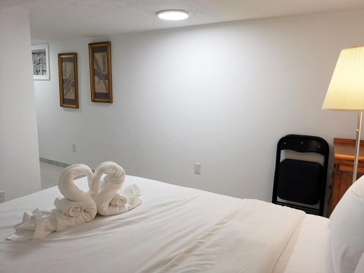 Tidy Private Rooms With Full Kitchen 多伦多 外观 照片