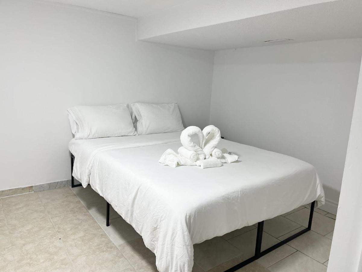 Tidy Private Rooms With Full Kitchen 多伦多 外观 照片