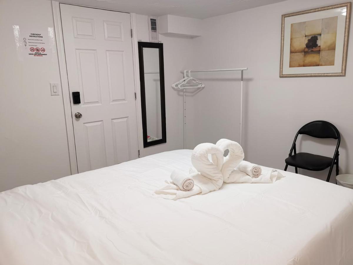 Tidy Private Rooms With Full Kitchen 多伦多 外观 照片