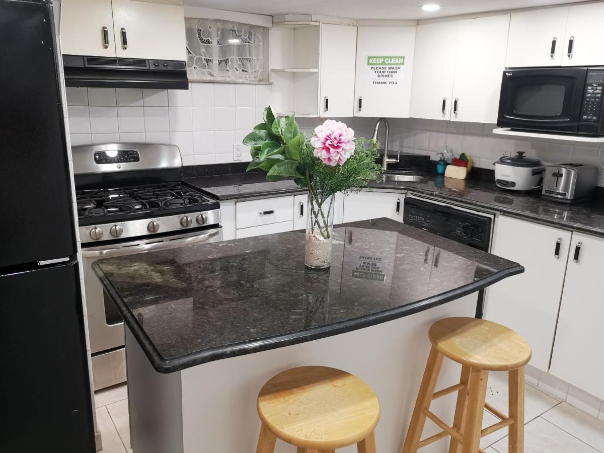 Tidy Private Rooms With Full Kitchen 多伦多 外观 照片