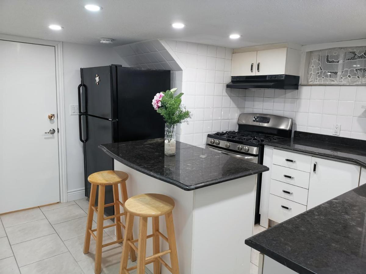 Tidy Private Rooms With Full Kitchen 多伦多 外观 照片