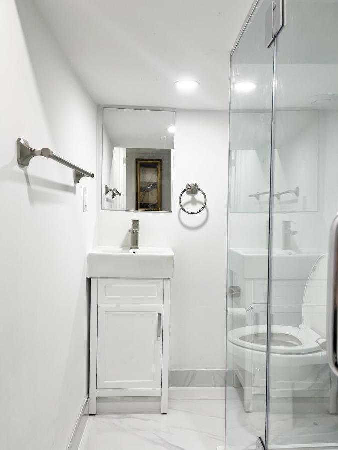 Tidy Private Rooms With Full Kitchen 多伦多 外观 照片
