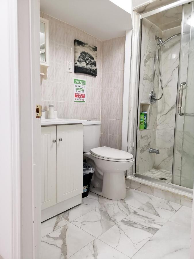 Tidy Private Rooms With Full Kitchen 多伦多 外观 照片